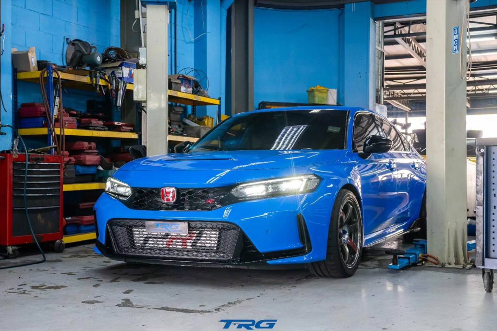 Honda Civic Type R inside the TopRacing Garage workshop